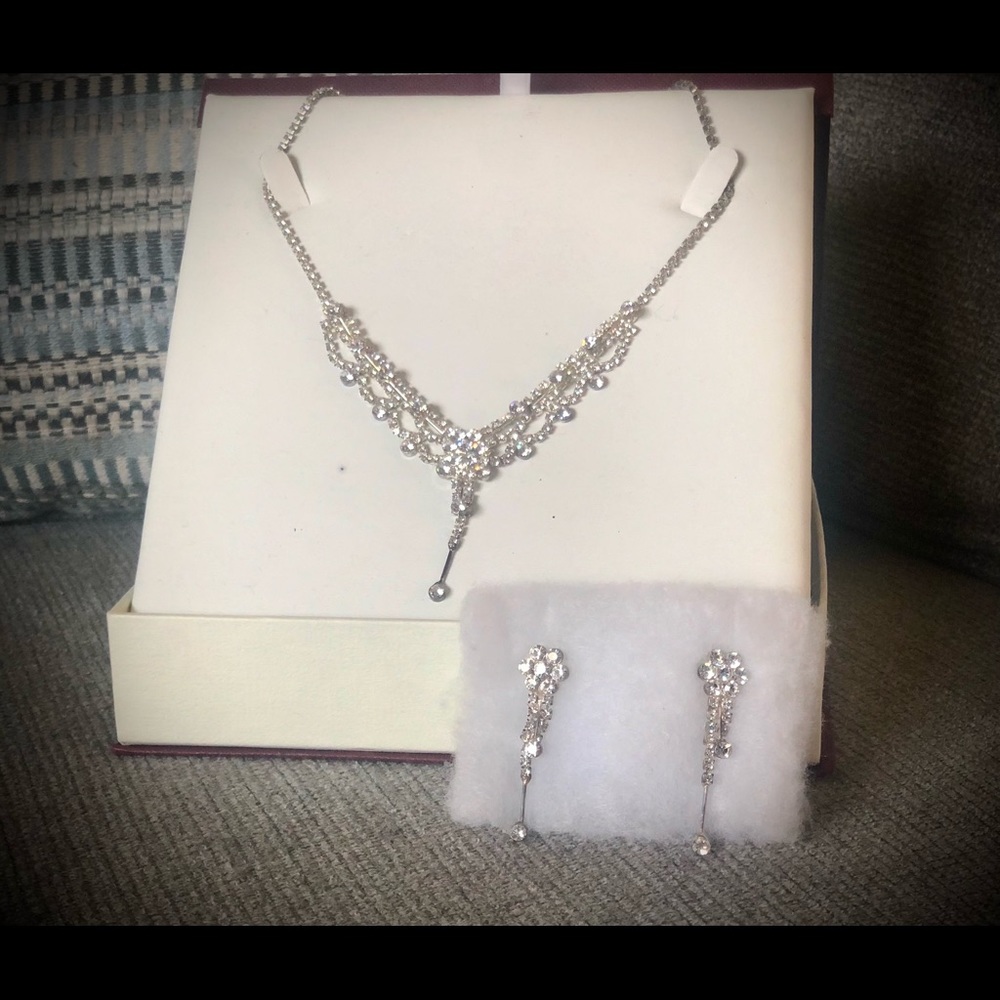 Stunning necklace and earrings set